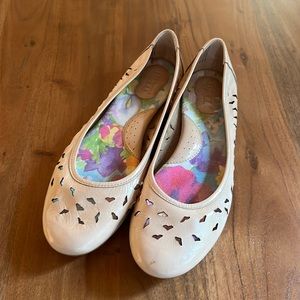 Born patent flats with cutouts